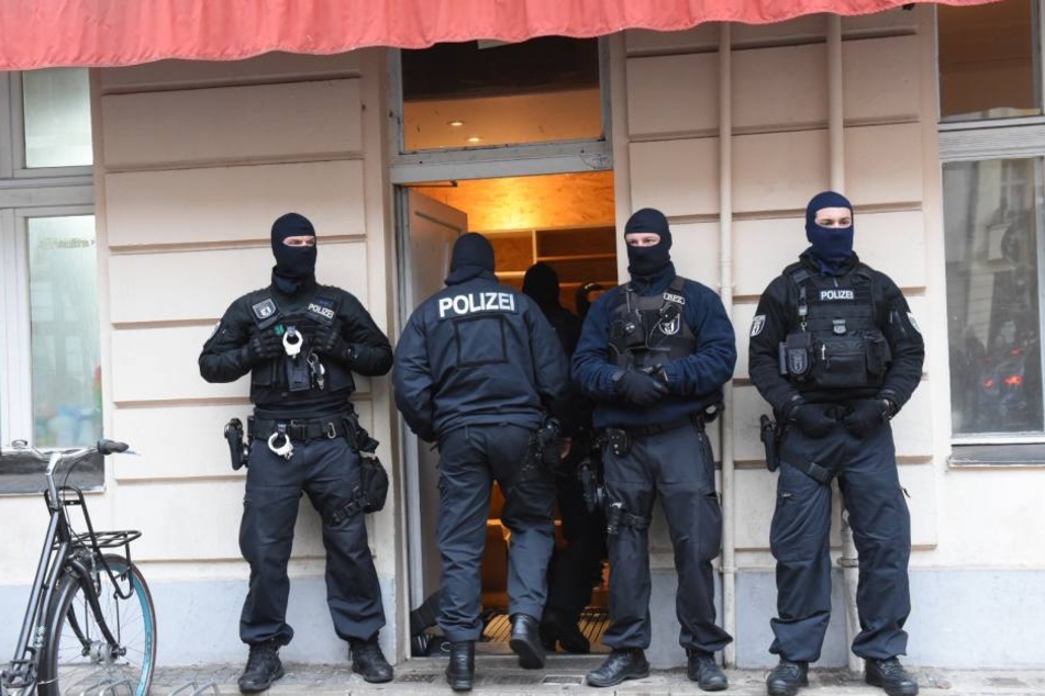 Die Polizei war mit mit Beamten des Landeskriminalamtes, darunter auch des Staatsschutzes, und Spezialkräften im Einsatz.