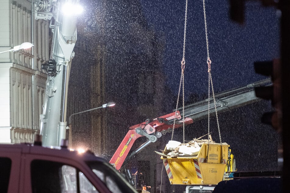 Neben der Dunkelheit hat in Görlitz auch der Regen eingesetzt.