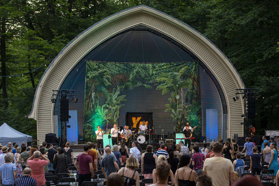 Auf dem Konzertplatz Weißer Hirsch in Dresden gibt's am Sonntag jede Menge Musik auf die Ohren.