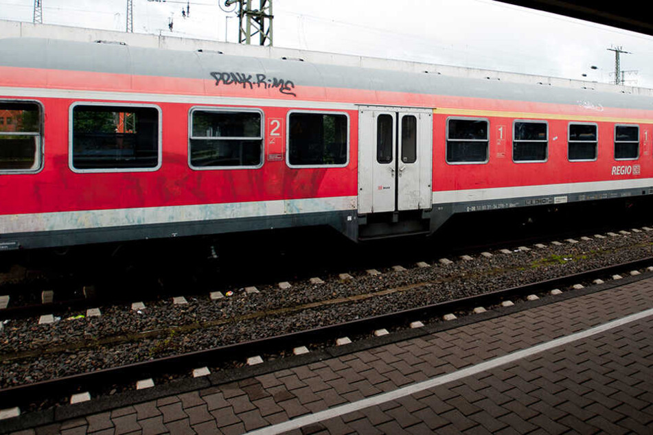 Der 15-Jährige erlitt einen Stromschlag von einer Oberleitung. Jetzt ist er tot. (Symbolbild)