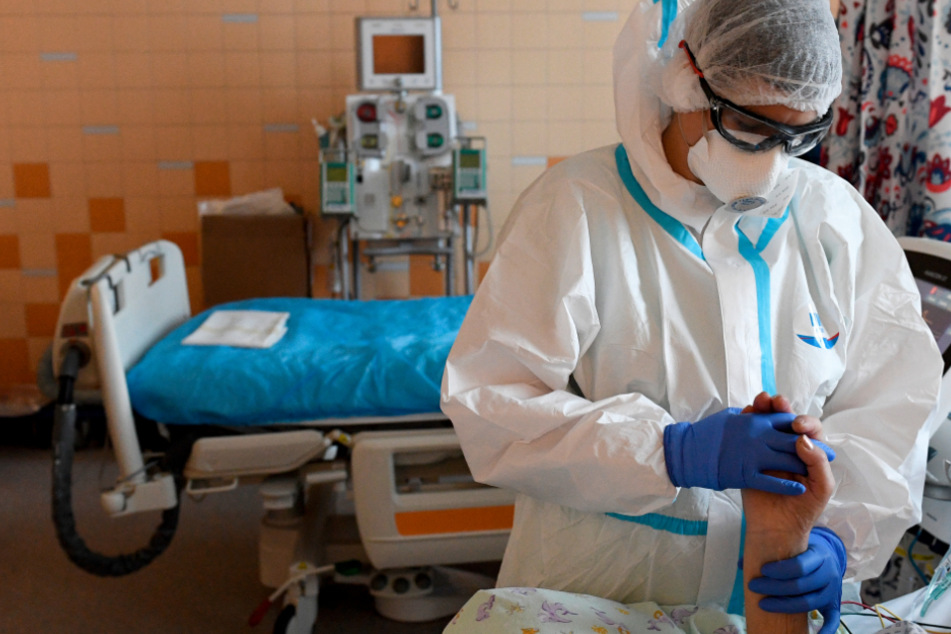 Ein Pfleger versorgt einen Covid-19-Patienten in einem Krankenhaus – zuletzt wurden in Hessen 223 Corona-Intensivpatienten gezählt.