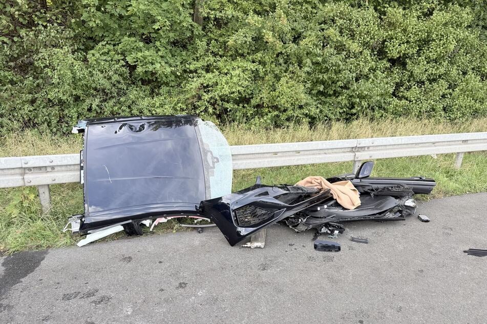 Trümmerteile liegen auf der Straße.