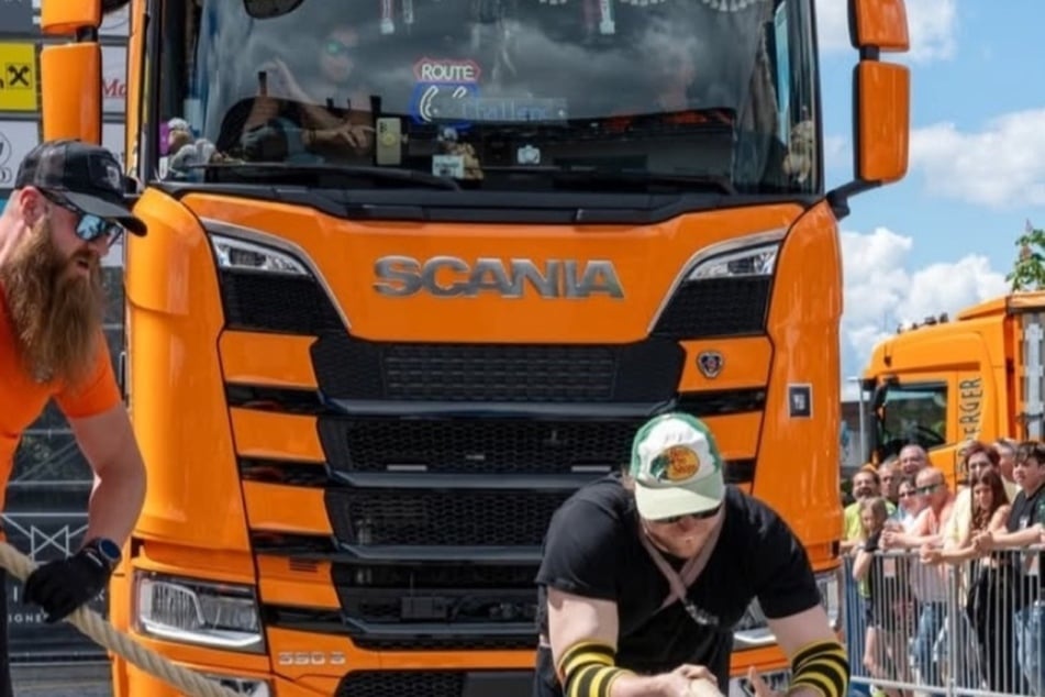 Im Ziehen von Lastwagen hat Strongman-Athlet Felix Zappe (35) aus Berlin schon Erfahrung.