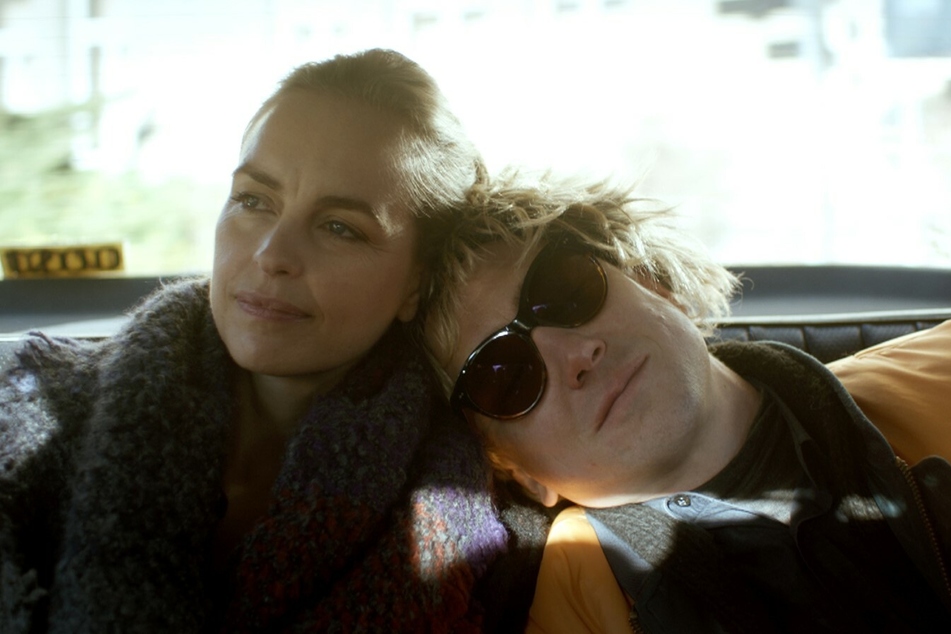 Lisa (Nina Hoss) versucht alles, um Svens (Lars Eidinger) Krebsleiden zu heilen.