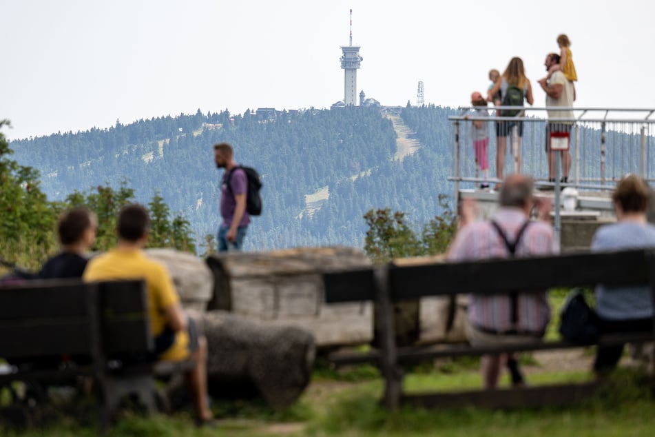 Sommerliche Temperaturen auf dem Fichtelberg: Bis zu 24 Grad werden am Pfingstwochenende auf Sachsens höchstem Berg erwartet - perfekt für Wanderer oder Radfahrer.