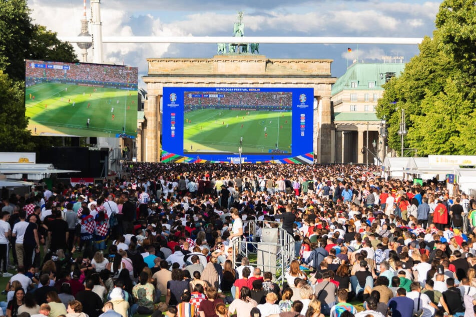 In Berlin haben viele Fans Spaß beim Public Viewing der EM-Spiele.