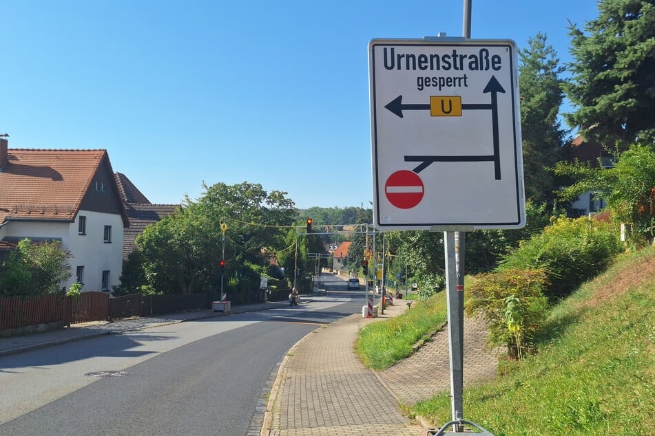 Zur Regelung des Verkehrs wurden an der Straße Am Galgenberg auf Höhe des Hänichenwegs Ampelanlagen eingerichtet.