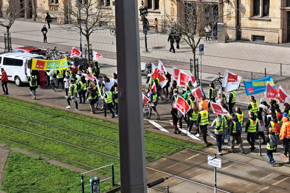 Viele Bereiche lahmgelegt: Über 700 Beschäftigte streiken in Sachsen-Anhalt