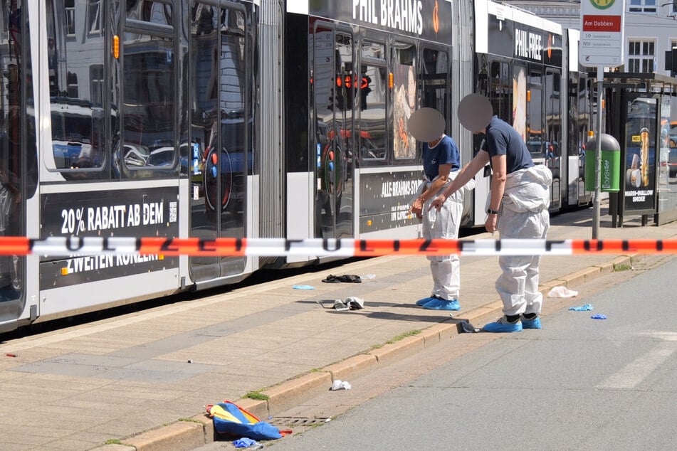 Fäuste und Glasflaschen sollen am Mittwoch in einer Bremer Straßenbahn geflogen sein.