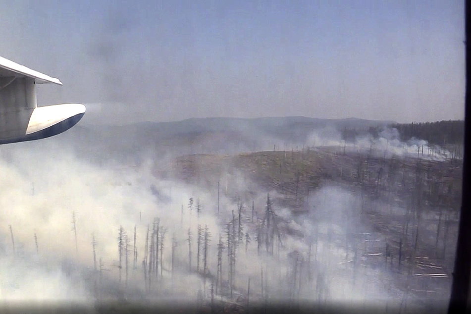 Russland, Boguchansky: Qualm steigt von einem Waldbrand in der Reghion Krasnojarsk auf. (Archivbild)