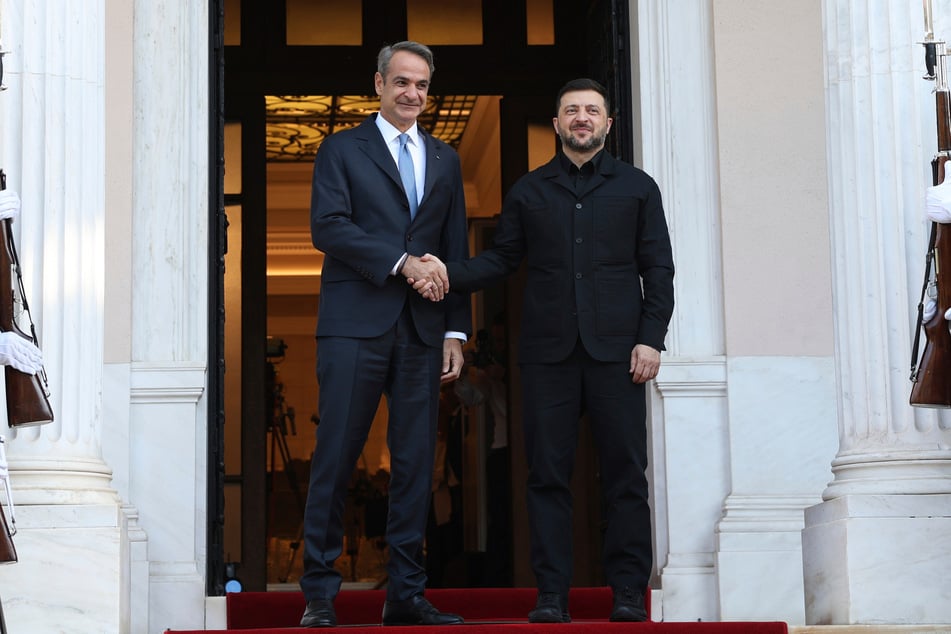 Griechenlands Premierminister Kyriakos Mitsotakis (57, l.) begrüßt den ukrainischen Präsidenten Wolodymyr Selenskyj (47) vor ihrem Treffen in der Maximos-Villa.