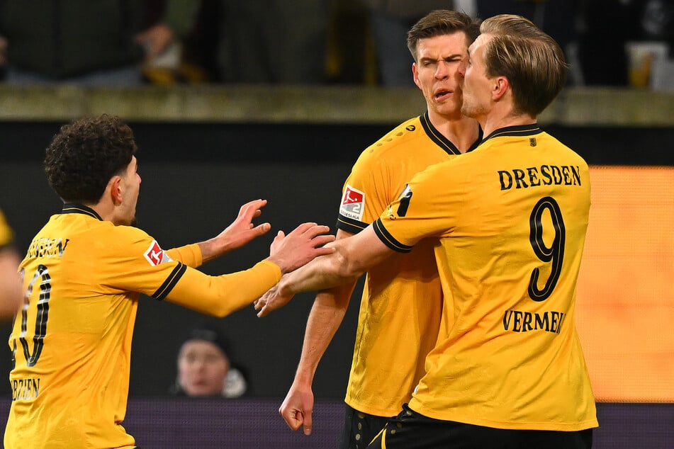 Dynamos Offensiv-Akteure feiern ihren besten Scorer, Außenverteidiger Alexander Rossipal (29, M.).