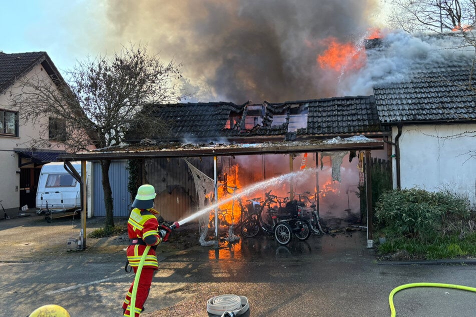 Durch das Feuer ist das Haus nun sogar einsturzgefährdet.