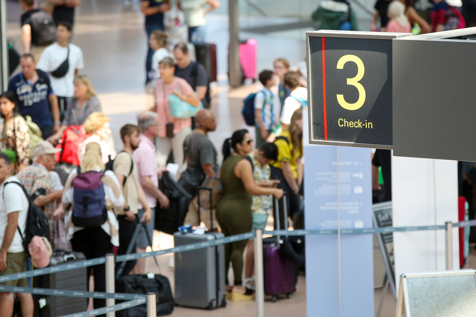 Bis zum Mittag soll das Chaos am Hamburger Flughafen wieder behoben sein. (Archivbild)