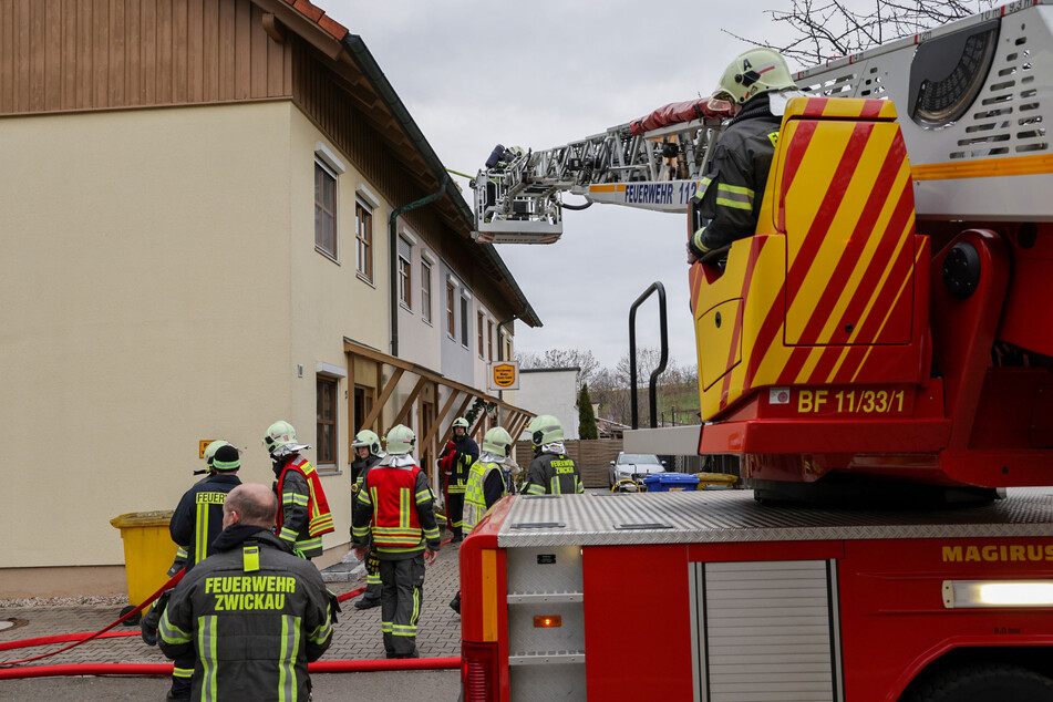 In Zwickau-Mosel musste die Feuerwehr am Samstagvormittag einen Brand in einem Mehrfamilienhaus löschen.