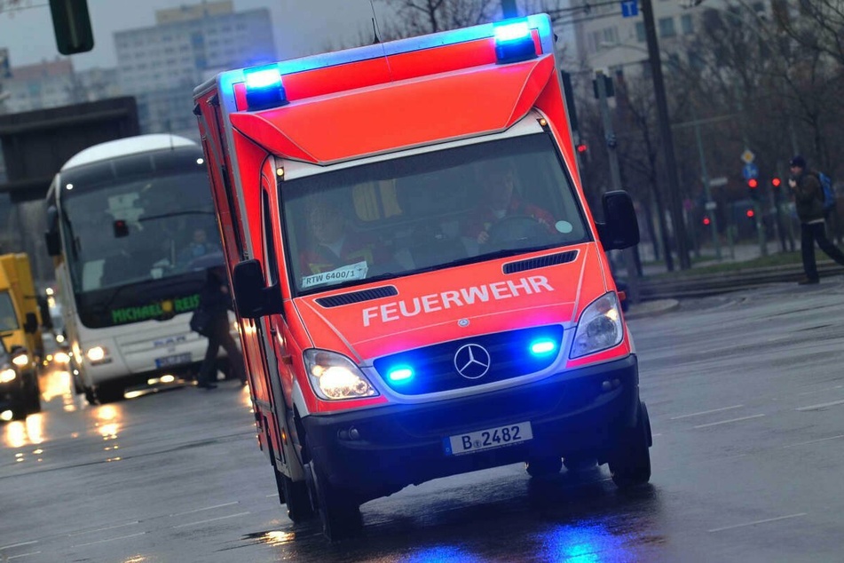 Ein Radfahrer ist einem Toyota hinten aufgefahren und hat sich dabei schwer verletzt. (Symbolbild)