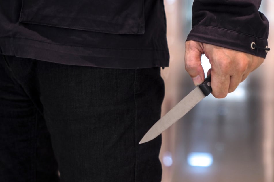 Ein 51-Jähriger hat mit einem Messer in mehreren Behörden gedroht und floh danach. Dann klickten die Handschellen. (Symbolfoto)
