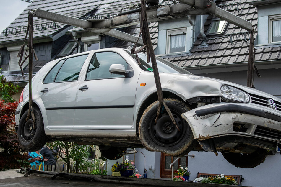 Der Golf wird abgeschleppt.
