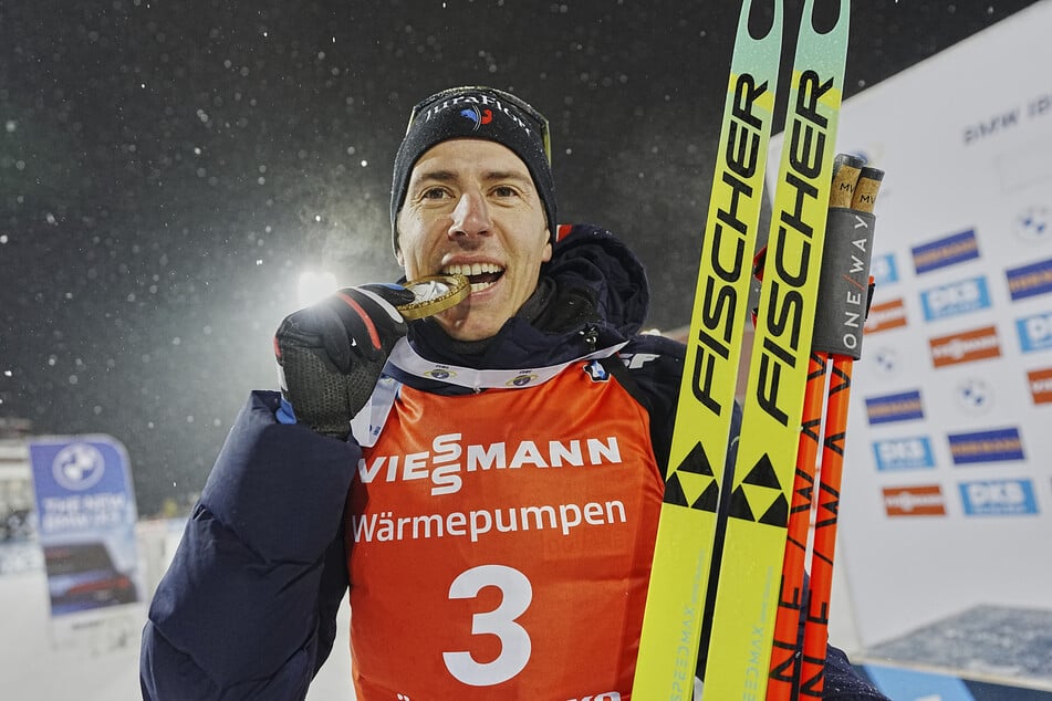 Starker Saisonauftakt für Quentin Fillon Maillet: In Östersund holte er den dritten Platz im Sprint und gewann die Verfolgung.