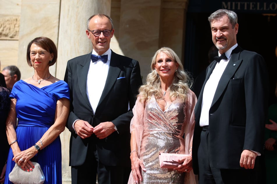 Polit-Prominenz beim Festspiel-Auftakt: Bundeskanzler Friedrich Merz (69, CDU, 2.v.l.) mit Ehefrau Charlotte (64, l.), der bayerische Ministerpräsident Markus Söder (58, CSU, r.) und Gattin Karin (52) kamen zur Neuinszenierung der Wagner-Oper "Die Meistersinger von Nürnberg".