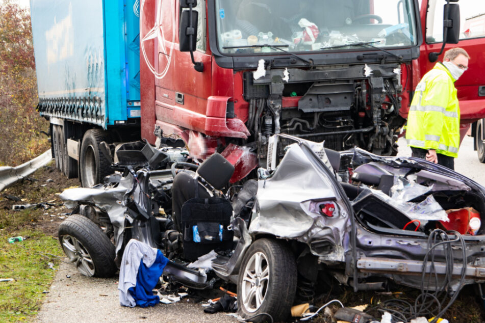 Das Auto wurde unter dem Laster eingeklemmt.