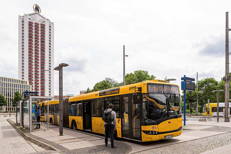 Feindliche Übernahme? Busentführung? - Die Dresdner helfen in Leipzig einfach nur aus.