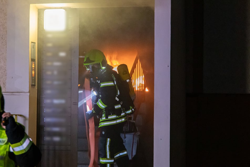 Flammen im Treppenhaus: In dem Plattenbau kam es zu einem Feuer.