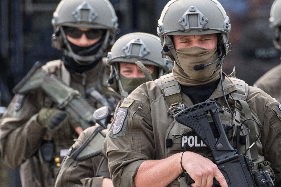 Spezialkräfte der Polizei nahmen zwei der vier Männer in Gießen und Marburg fest. (Symbolbild)