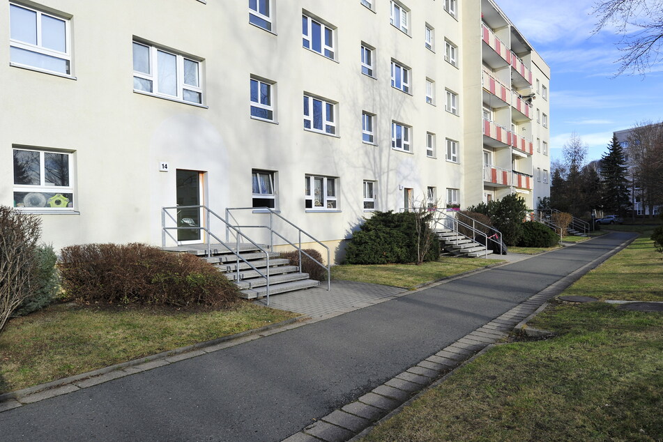 In der Gorkistraße in Kirchberg löste die Polizei nach einem Zeugenhinweis eine Skat-Runde mit drei Männern (64, 64, 41) auf.