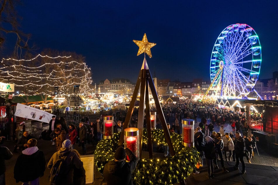 Thüringens größter Weihnachtsmarkt auf dem Erfurter Domplatz ist am Montag offiziell zu Ende gegangen.