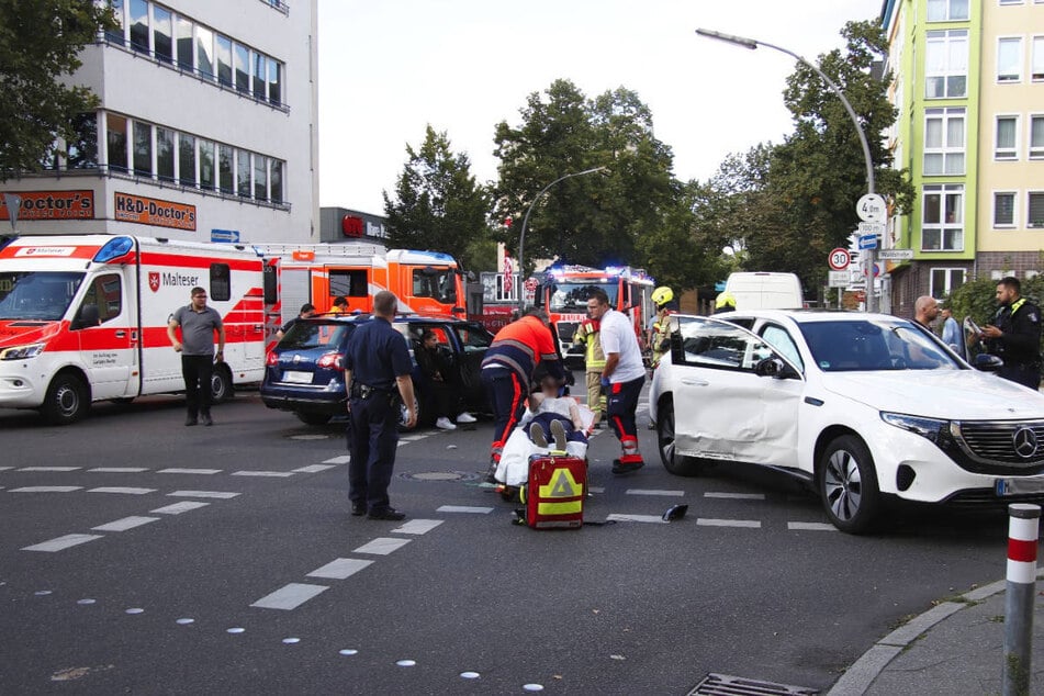 Die Sanitäter kümmern sich um eine Verletzte.