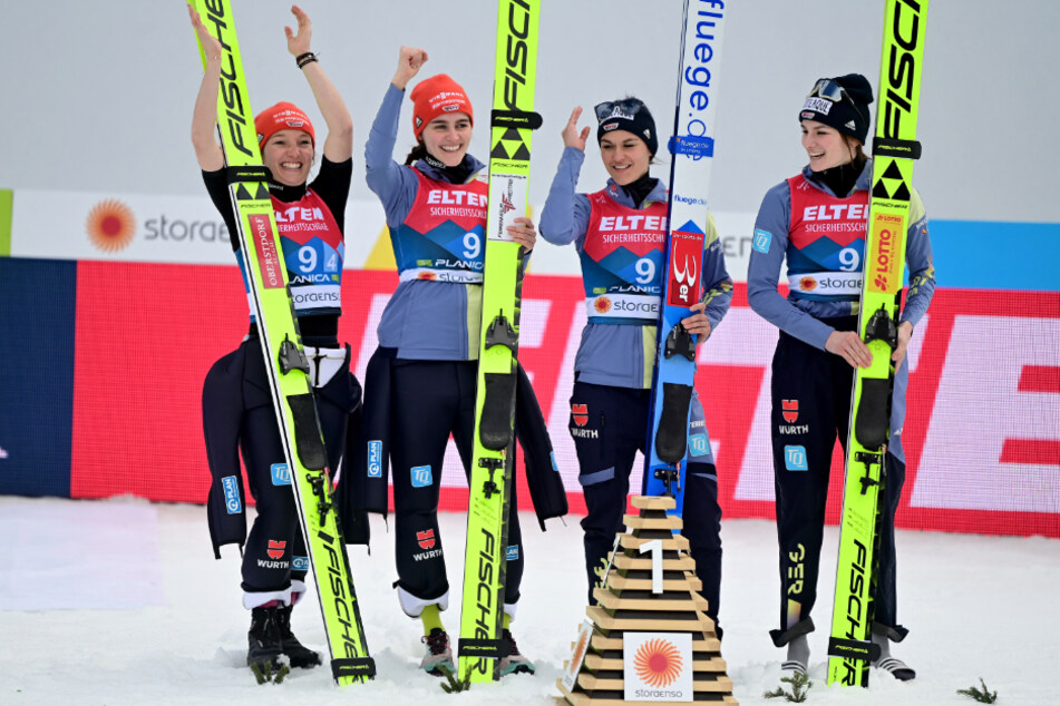Die deutschen Skispringerinnen sicherten sich am Samstag die Goldmedaille.