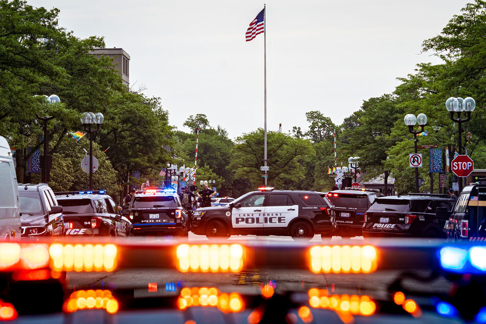 Polizeifahrzeuge aus Illinois drängen sich auf der Central Avenue, nachdem ein Schütze bei einer Parade anlässlich des Nationalfeiertags in den USA das Feuer eröffnet hatte.