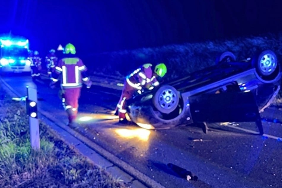 Nach einem Überschlag blieb der Opel Corsa auf dem Dach liegen. Sein 22 Jahre alter Fahrer landete im Krankenhaus.