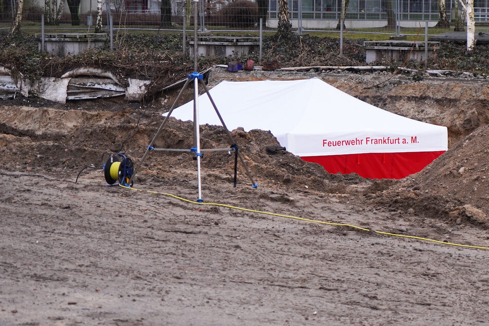Das Foto zeigt den Fundort der Weltkriegsbombe in Frankfurt-Niederrad.