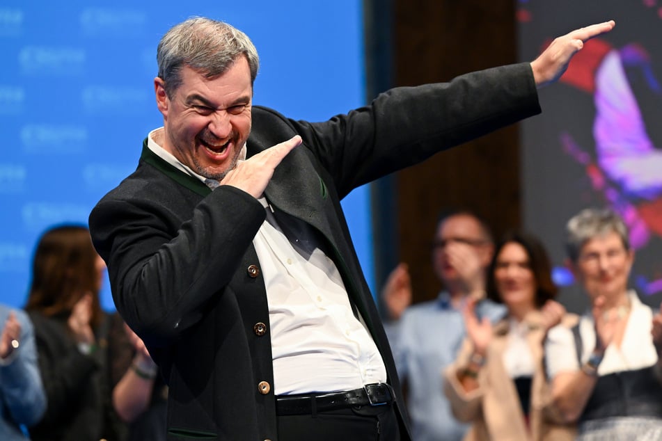 Söder lässt sich beim Politischen Aschermittwoch der CSU nach seiner Rede auf der Bühne feiern.