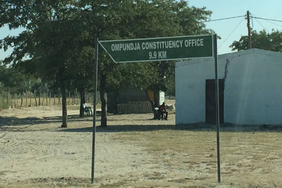 Ein Wegweiser in der Region Oshana weist auf das Wahlkreisbüro von Ompundja hin.