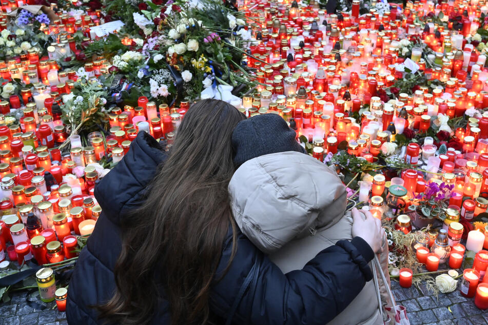 Trauernde legen Blumen für die Opfer der tragischen Schusswaffenattacke an der Philosophischen Fakultät der Karls-Universität nieder.