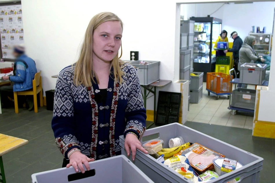Reporterin Anna Valtchuk fragt nach den Kosten von Tafel-Essen.