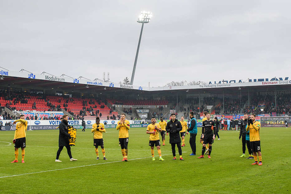 Anfangs schlichen die Dynamos wie gewohnt in Richtung des Gästeblocks, mussten dann aber an den Zaun - denn bei den mitgereisten Anhängern herrschte nach der 0:1-Niederlage in Heidenheim Redebedarf.