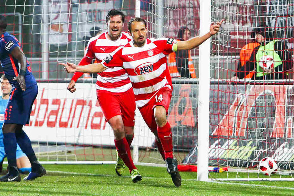 FSV-Kapitän Tonin Wachsmuth (r.) jubelt über sein 1:0-Führungstor gemeinsam mit Sturmtank Ronny König (M.).