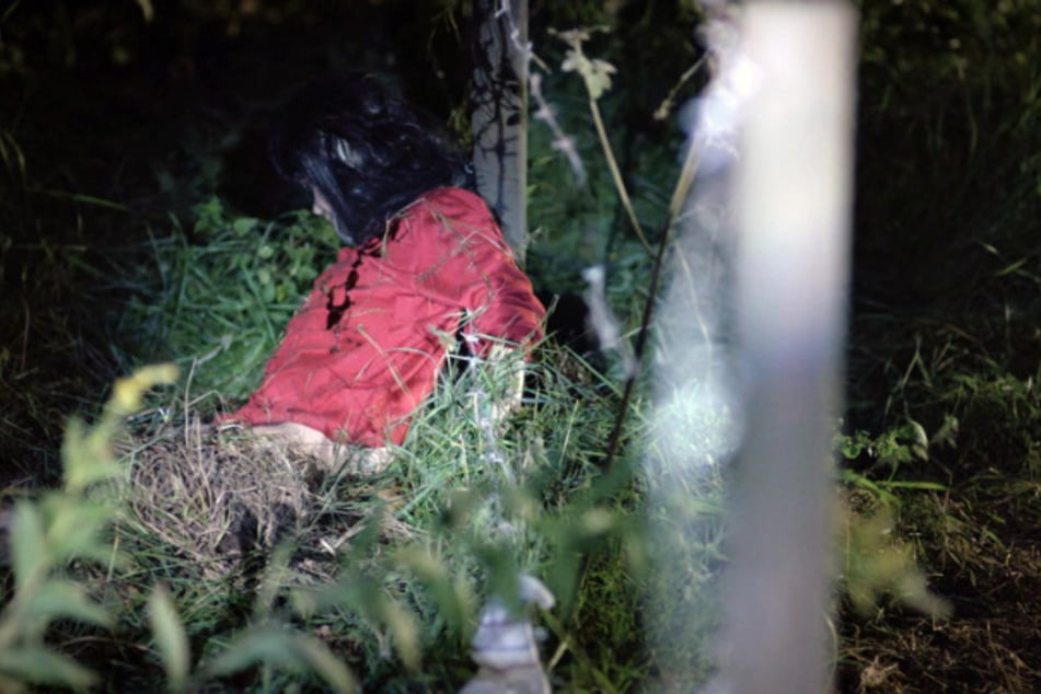 Nachgestellte Szene: Die Fünfjährige wurde mit mehreren Messerstichen ermordet an einem Weidezaun entdeckt.