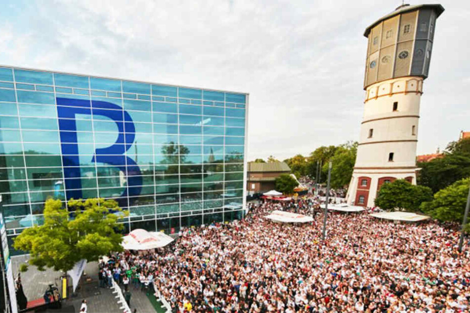 Auf dem Theater-Vorplatz können die Spiele auf einer 55 Quadratmeter-Leinwand verfolgt werden.