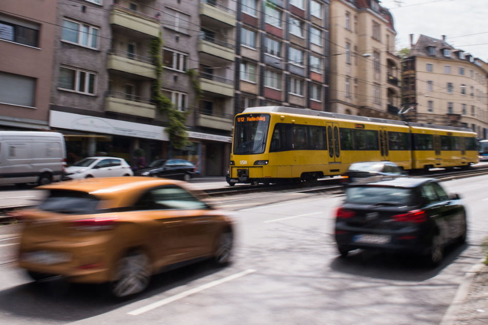 Die sich nähernde Stadtbahn bremste zwar, erfasste die Seniorin aber trotzdem. (Archiv)