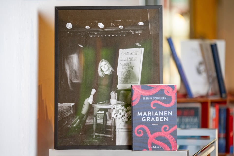 Poetry-Slammerin Kaddi Cutz (44) gehört zu den Porträtierten. Das Buch "Marianengraben" liegt ihr am Herzen.