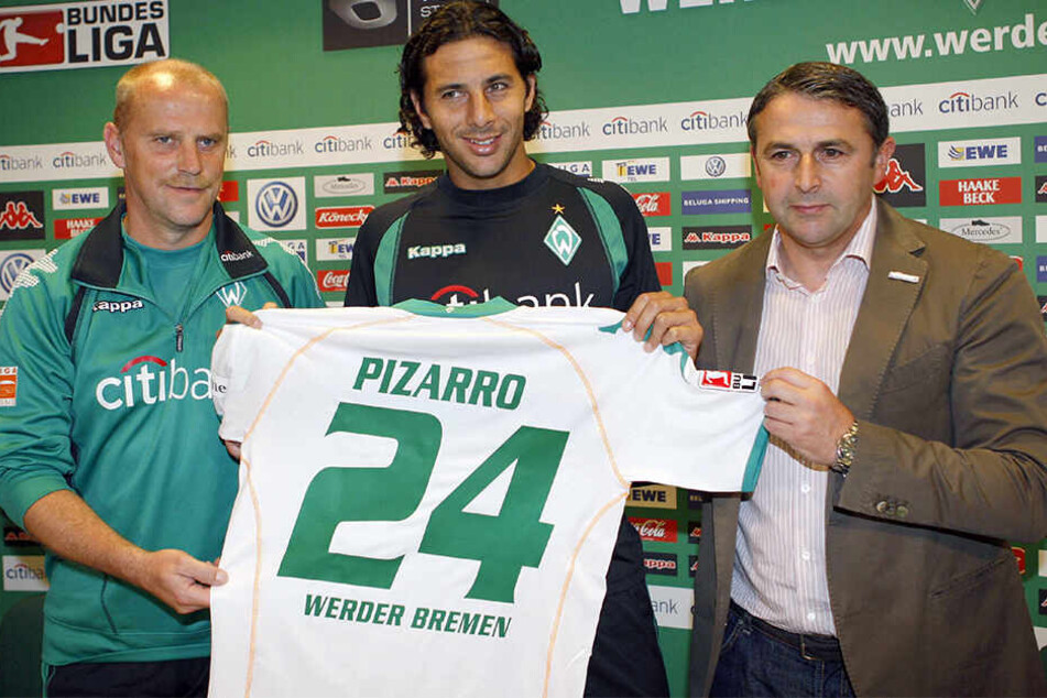 Claudio Pizarro 2008 bei seiner Rückkehr nach Bremen, mit dem damaligen Werder-Coach Thomas Schaaf und Manager Klaus Allofs.