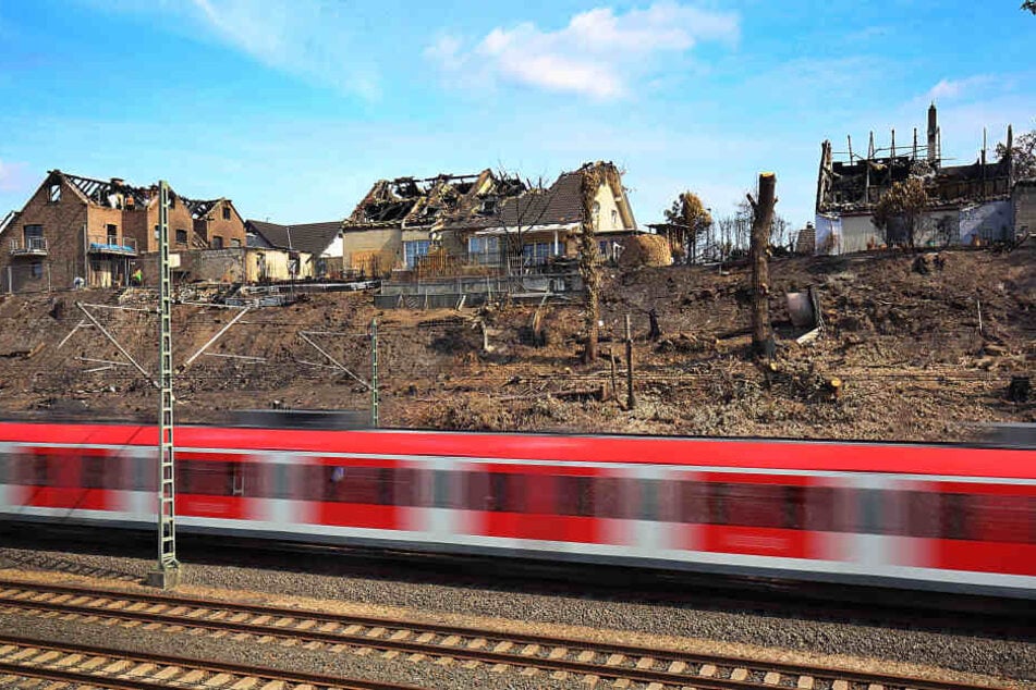 Nach dem verheerenden Großbrand an der ICE-Strecke in Siegburg im vergangenen Sommer hat die Staatsanwaltschaft die Ermittlungen eingestellt (Archivbild).