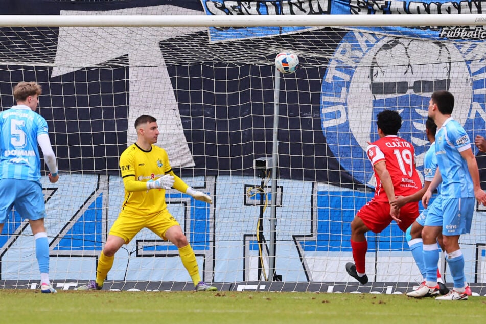 Nathan Caxton (2.v.r.) bringt für die Gäste die 0:3-Führung.