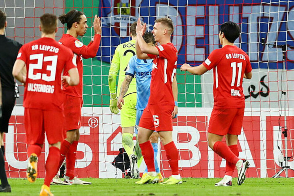 Dani Olmo (2.v.r.) legte kurz nach seiner Einwechslung für Yussuf Poulsen (2.v.l.) auf und klatschte mit dem Dänen nach dessen 3:0 ab.