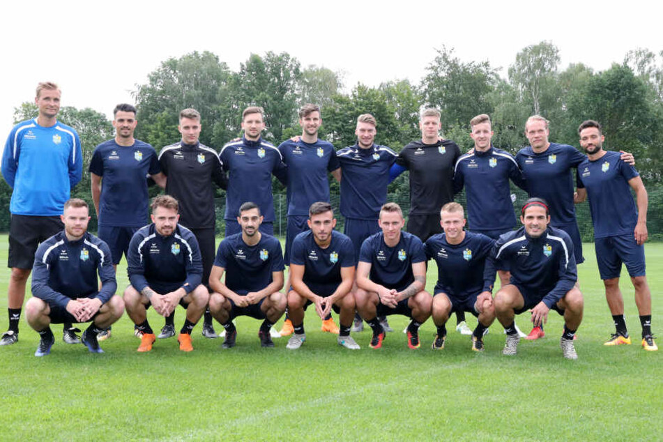 Trainer David Bergner (l.) begrüßte zum Auftakt alle Neuzugänge: Kostadin Velkov, Lucas Hiemann, Matti Langer, Dejan Bozic, Michael Blum, Jakub Jakubov, Tim Campulka, Kimmo Hovi und Fabian Müller (hinten, von links). Vorn stehen Tobias Müller, Pascal Itte